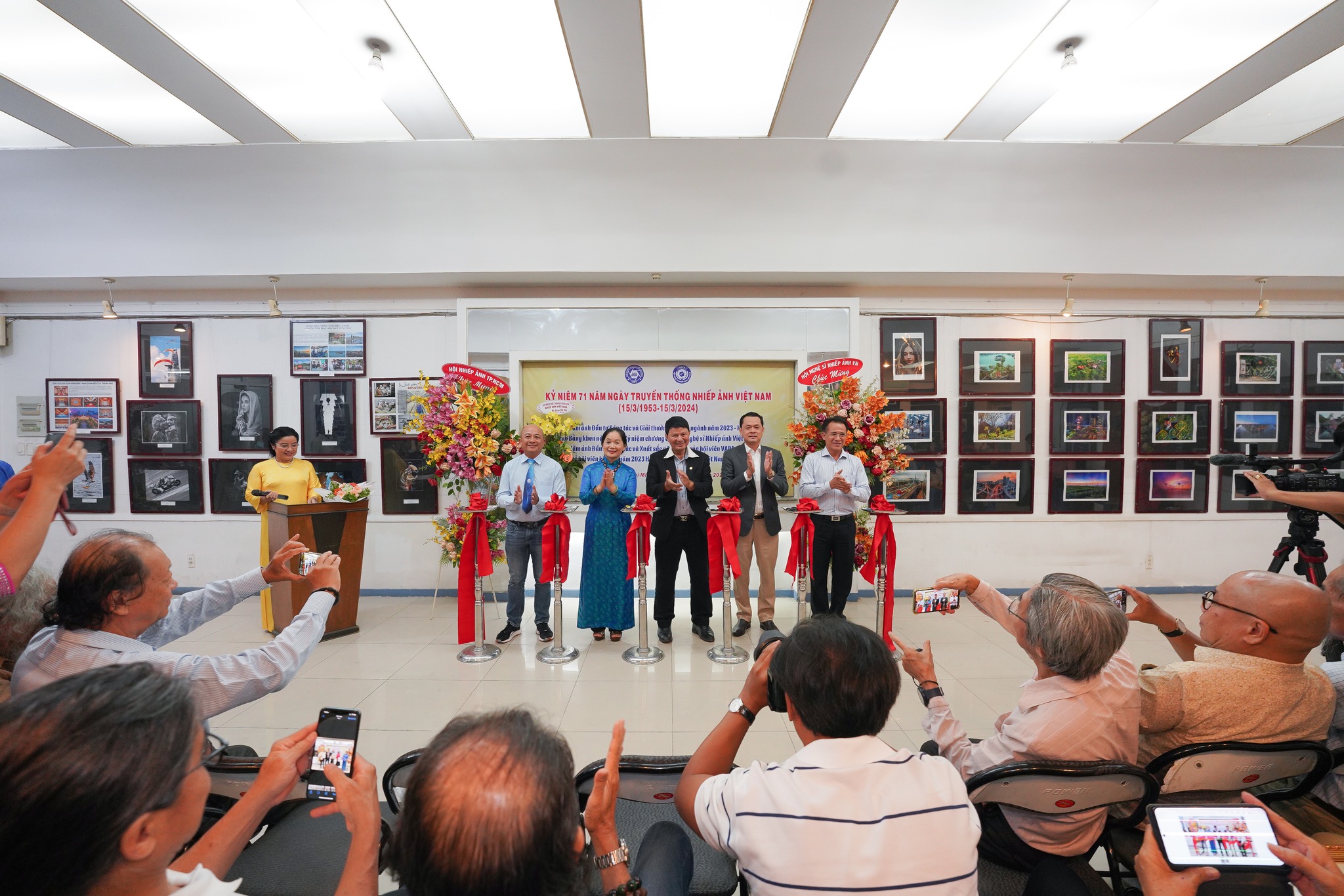 Các đại biểu, nghệ sĩ nhiếp ảnh tham dự Kỷ niệm 71 năm Ngày Truyền thống Nhiếp ảnh Việt Nam tại Hội Nhiếp ảnh TP.HCM.