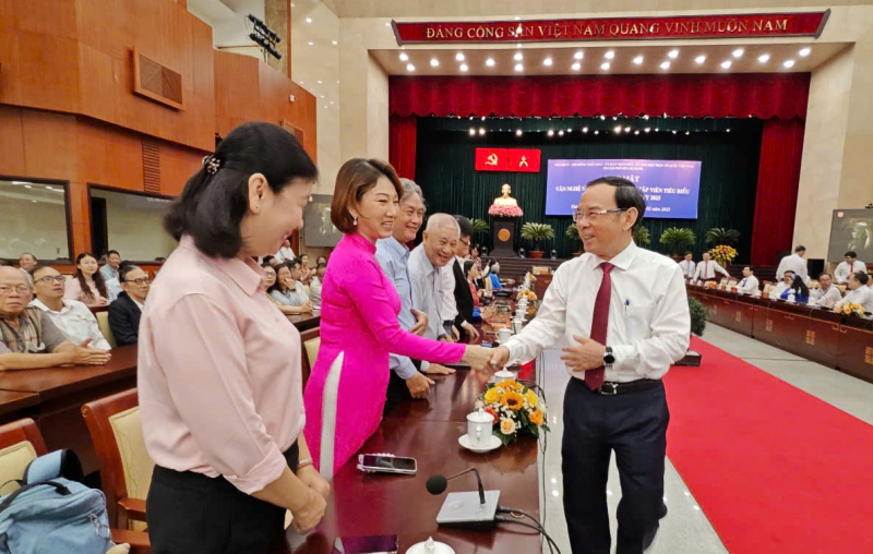 Đồng chí Nguyễn Văn Nên, Ủy viên Bộ Chính trị, Bí thư Thành ủy TP Hồ Chí Minh cùng một số văn nghệ sĩ- nguồn Congannhandan.com.vn