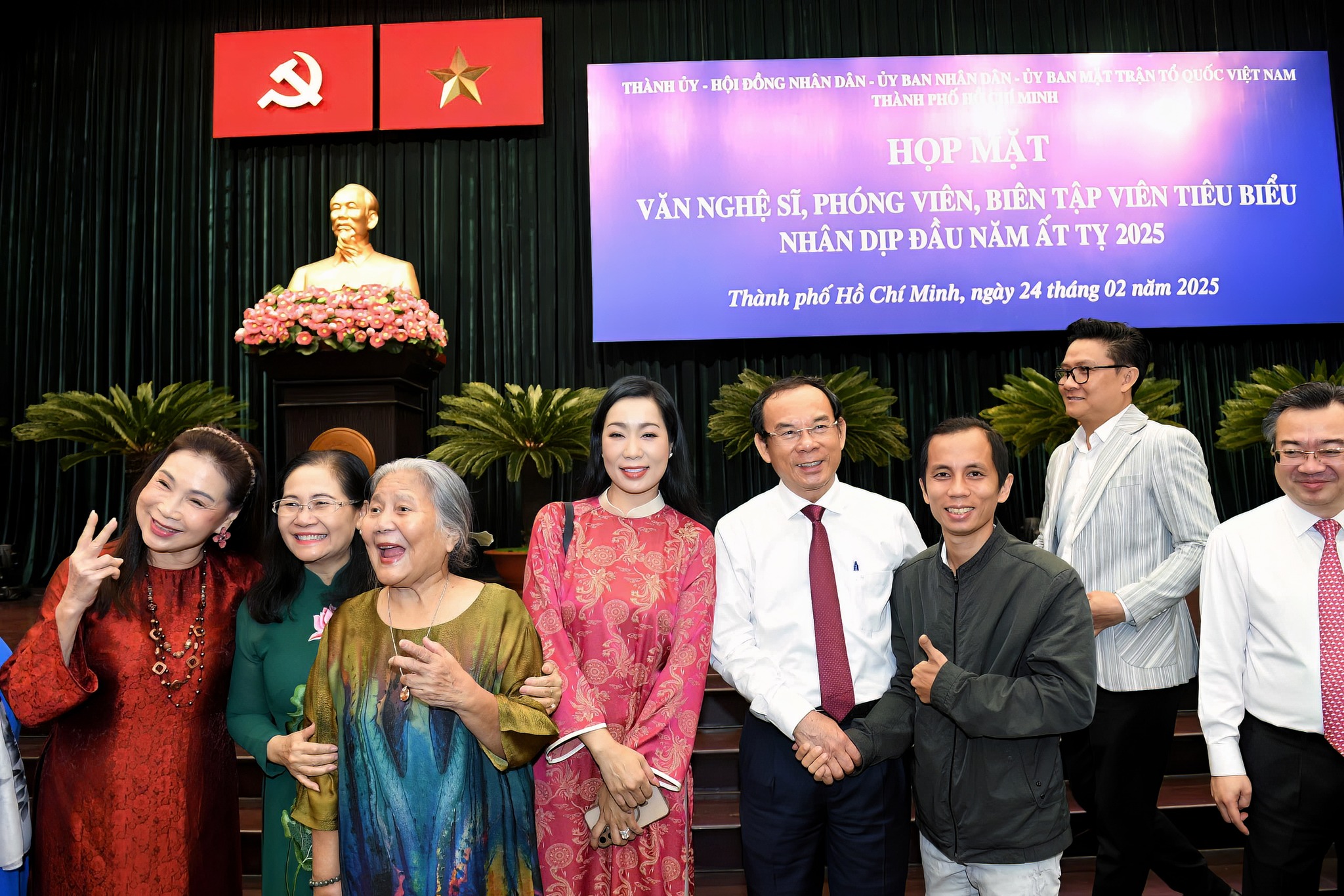 Nghệ sĩ nhiếp ảnh Lê Hoàng Mến chụp ảnh cùng Lãnh đạo TP Hồ Chí Minh