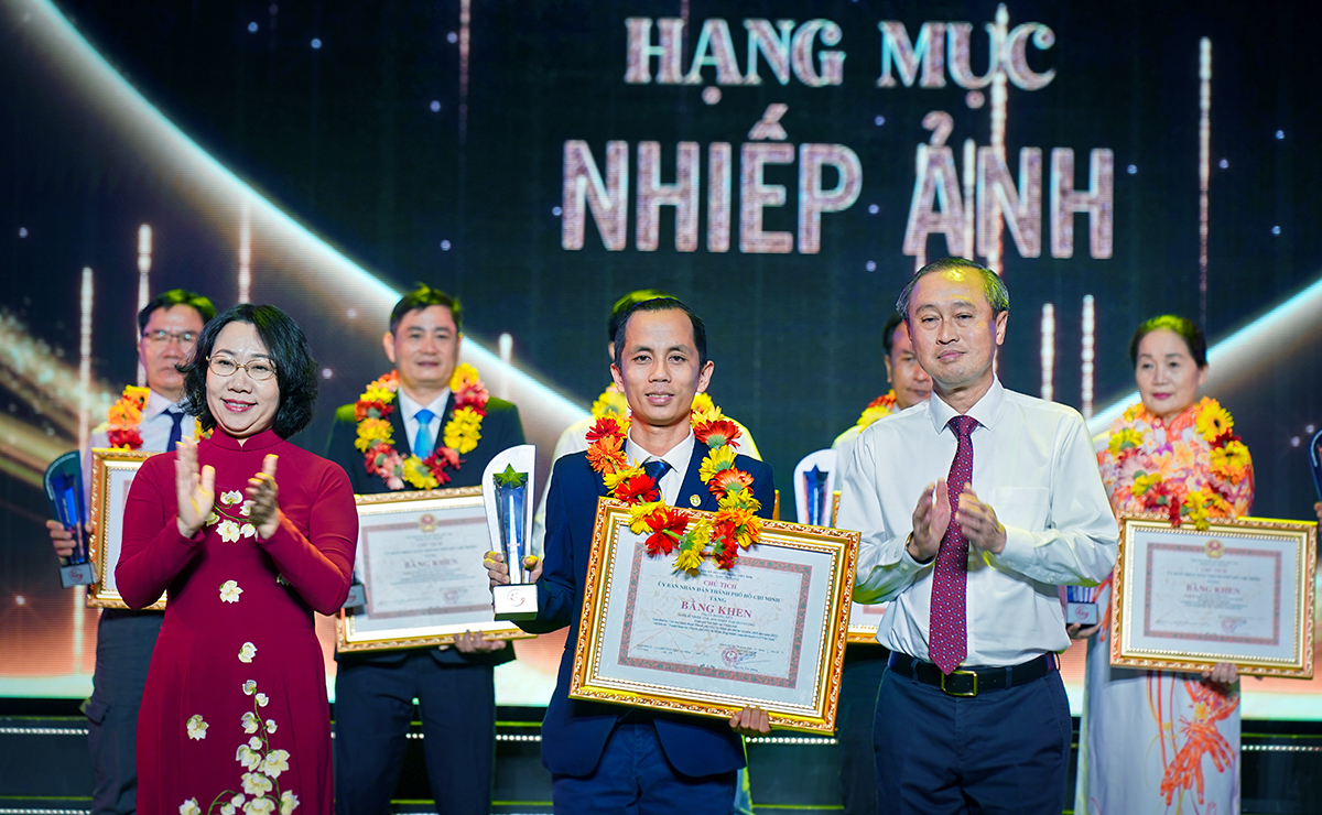 Phóng viên Lê Hoàng Mến, Ban Văn hóa - Xã hội Thời báo Văn học nghệ thuật đạt giải Nhì