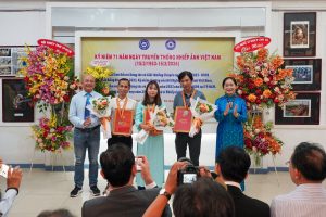 Trao Huy Chương - Giấy chứng nhận cho tác giả đạt giải thưởng nhiếp ảnh xuất sắc 2023