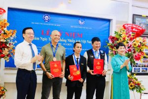 rao giải Huy Chương Vàng cho Nghệ sĩ nhiếp ảnh Lê Hoàng Mến