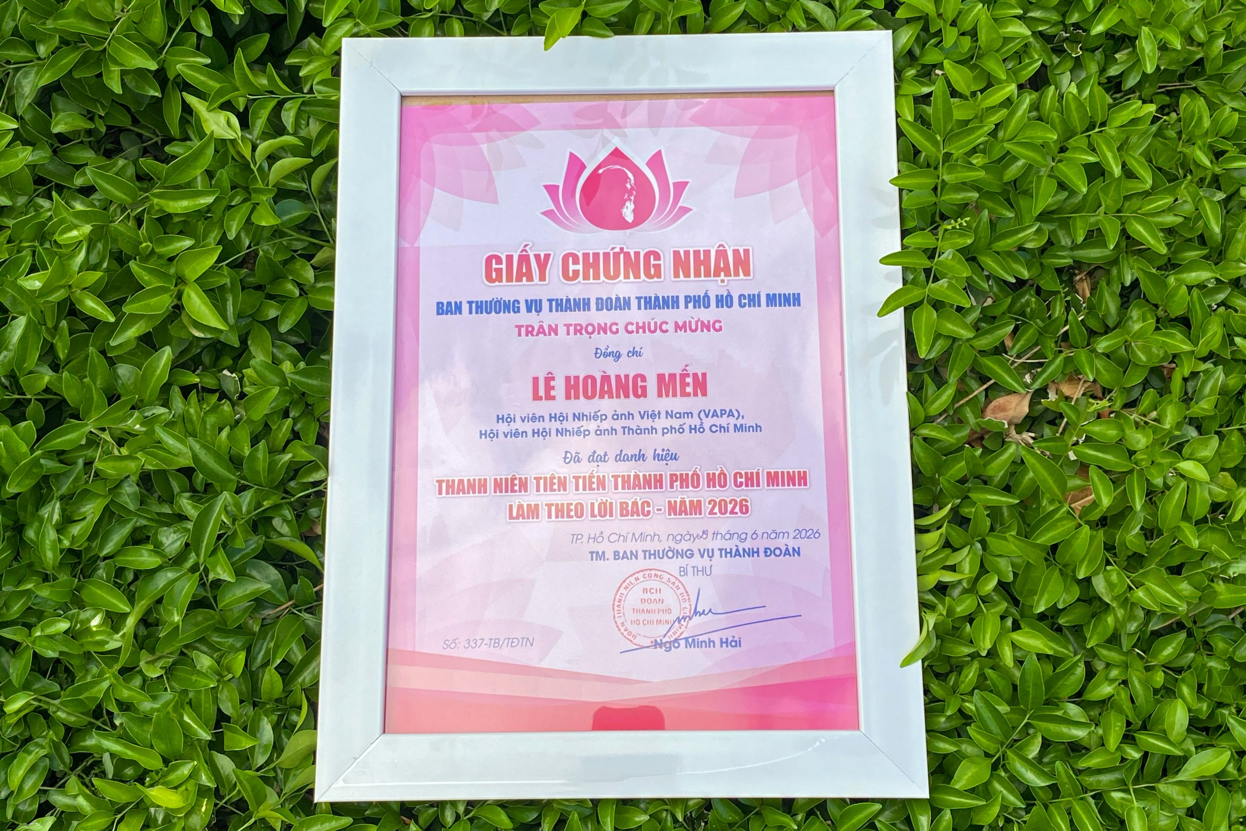 Đ/c  Ban Thường vụ Thành Đoàn trao Giấy chứng nhận Thanh niên tiên tiến TPHCM làm theo lời Bác năm 2026.