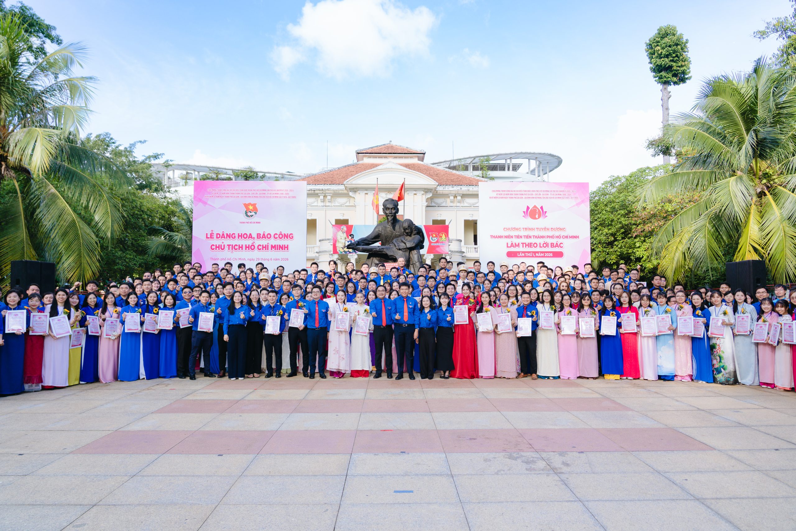 329 đại biểu đã tham dự Lễ dâng hoa và báo công với Chủ tịch Hồ Chí Minh tại Tượng đài Bác Hồ