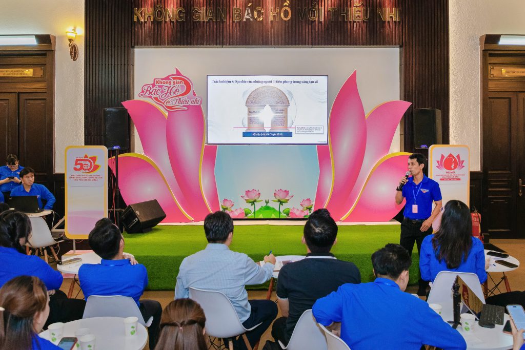 Đ/c Lê Hoàng Mến đangchia sẻ về vai trò và trách nhiệm của thanh niên trong việc bảo tồn, kế thừa và sáng văn hóa